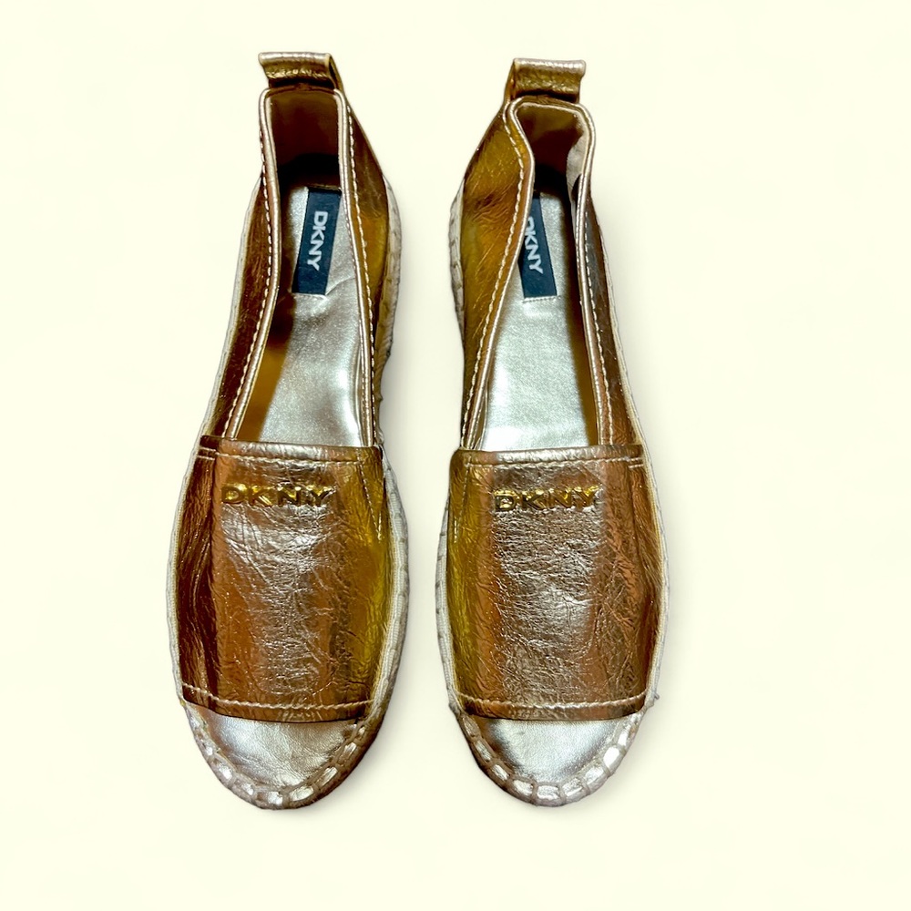DKNY gold wedge shoes Sz 8